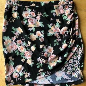 Flirty fun floral mini skirt!